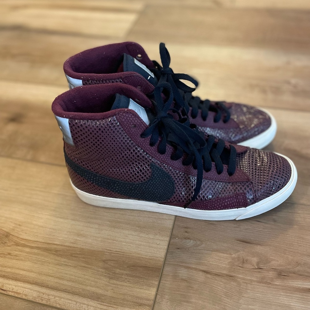 Nike Blazer Mid Premium Women’s size 9.5. Burgundy and navy blue